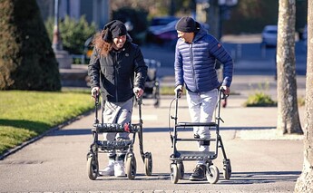 Patient_with_complete_spinal_cord_injury_left_and_incomlete_SCI_right_walking_in_Lausanne2_©NeuroRestore-Jimmy_Ravier-800x496